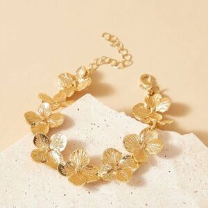 Elegant 18k Gold Plated floral Bracelet 3D Texture Butterfly